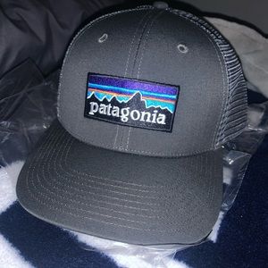 NWOT Patagonia P-6 Mid Crown logo trucker hat